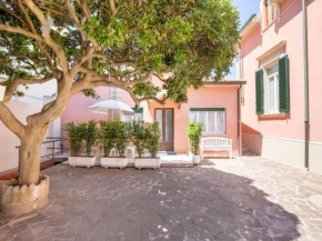 Attractive holiday home in San Vincenzo with a sea view